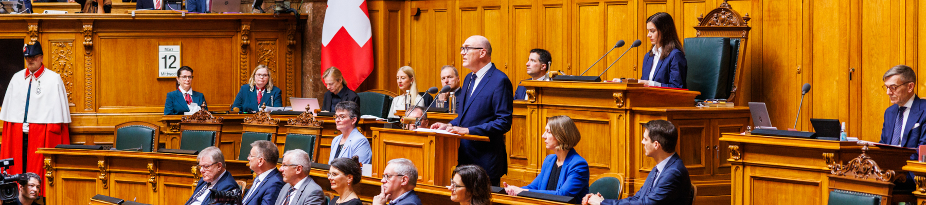 Der neu gewählte Bundesrat Pfister erklärt Annahme der Wahl. Innenansicht des Nationalratsaals