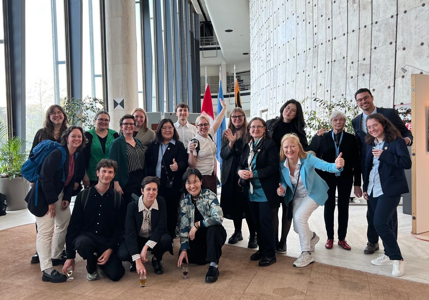 CSo-RCEM Groupe de personnes pose pour la foto, dans les couloirs de l'ONU à Genève