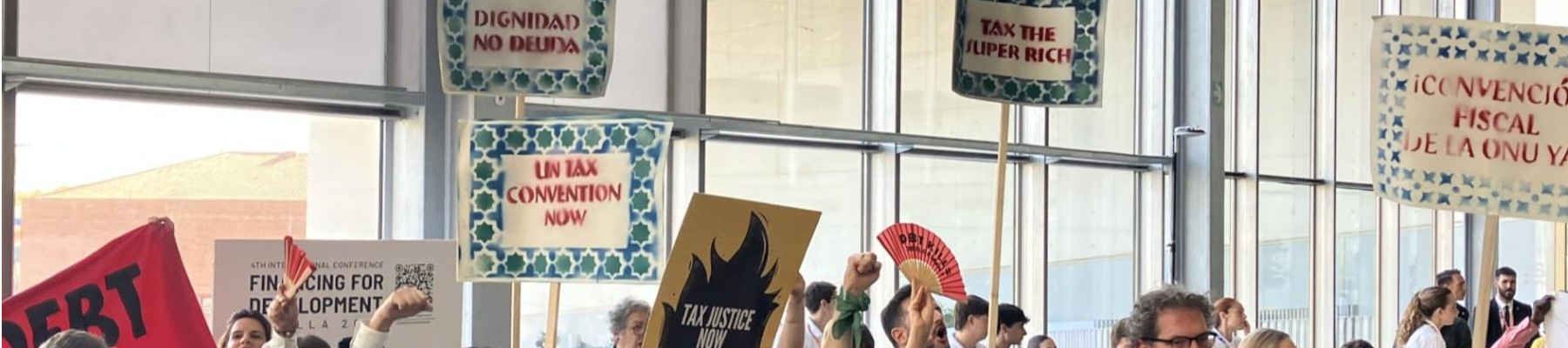 Vertreter:innen aus Lateinamerika an einer zivilgesellschaftlichen Protestaktion im FfD4 Konferenzgebäude.