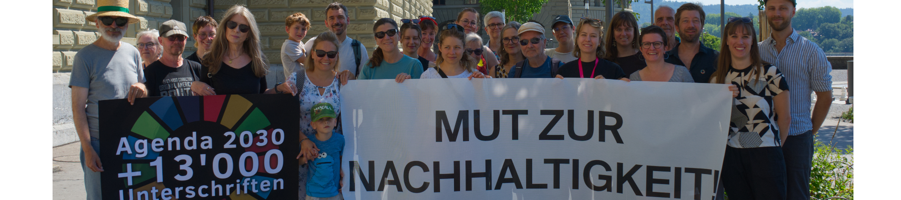 Gruppe von Leuten bei der Einreichung der Petition